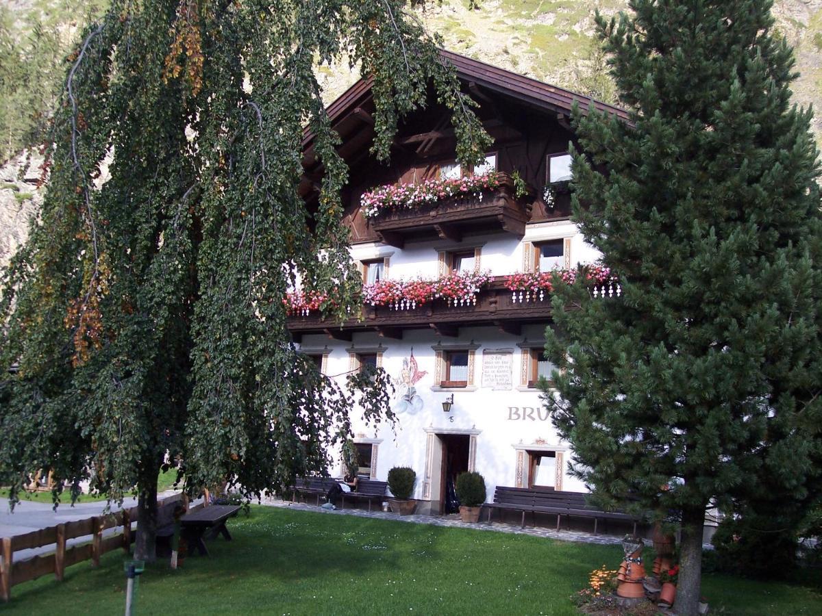 Hotel Gaestehaus Bruggerhof Längenfeld Exterior foto